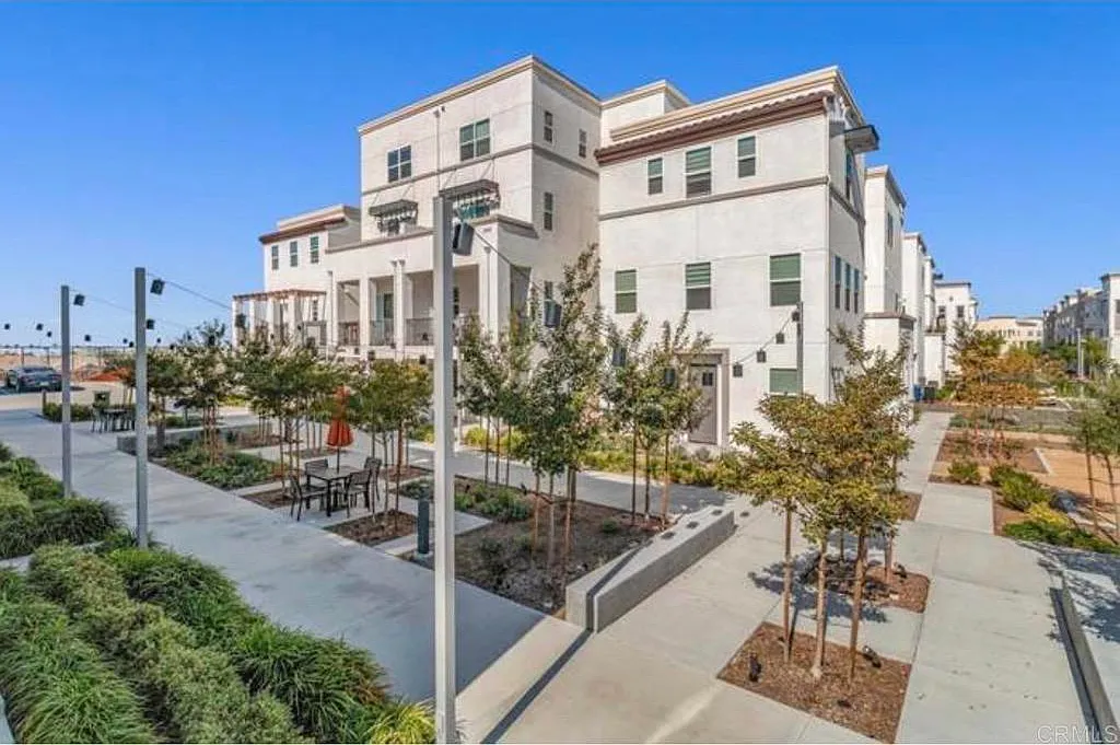 1 bed, 1.0 bath, 121 sqft, $1,100 — Photo 1