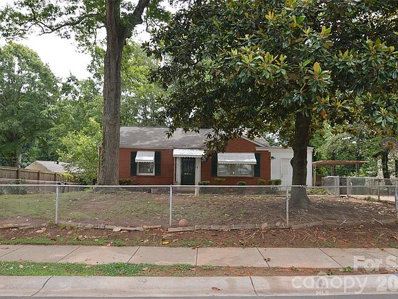 3rd image of 2111 Dickens Ave