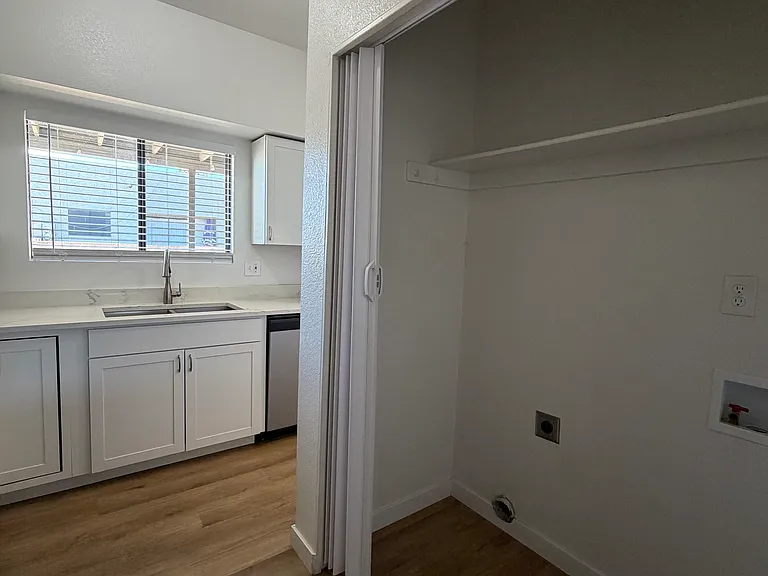 115 E King Rd — Photo 9