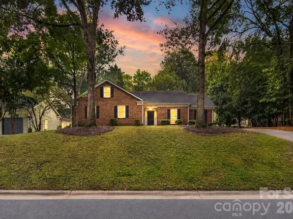 3027 Deep Meadow Ln, Charlotte, NC 28210
