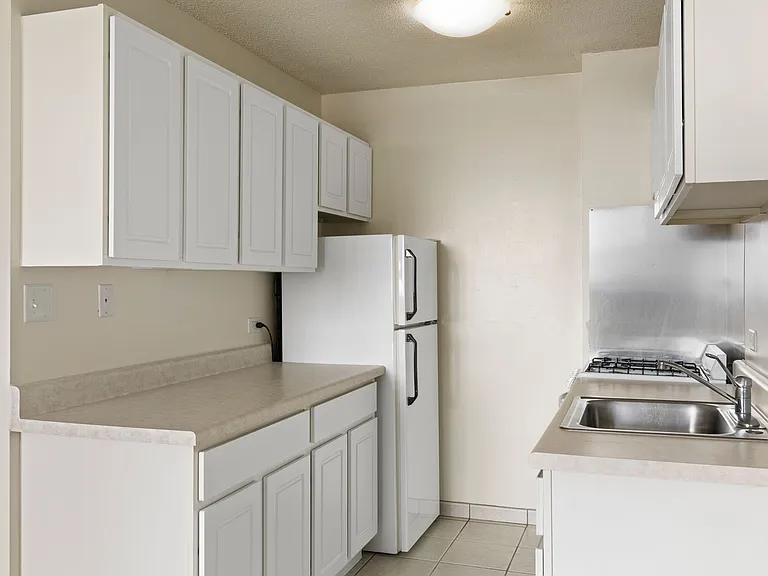 Rivergate Apartments — Photo 53
