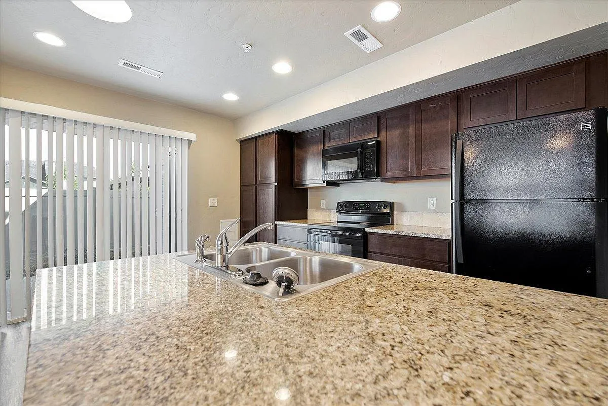 Cimarron Townhomes — Photo 4