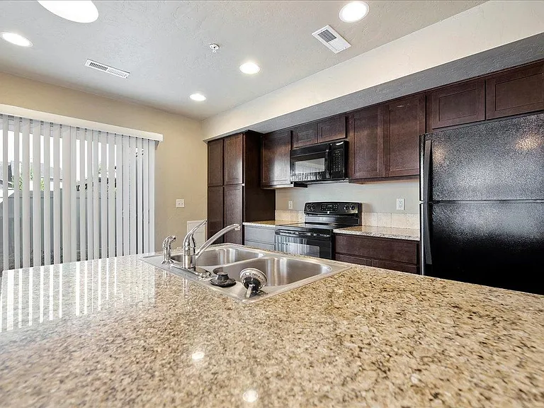 Cimarron Townhomes — Photo 4