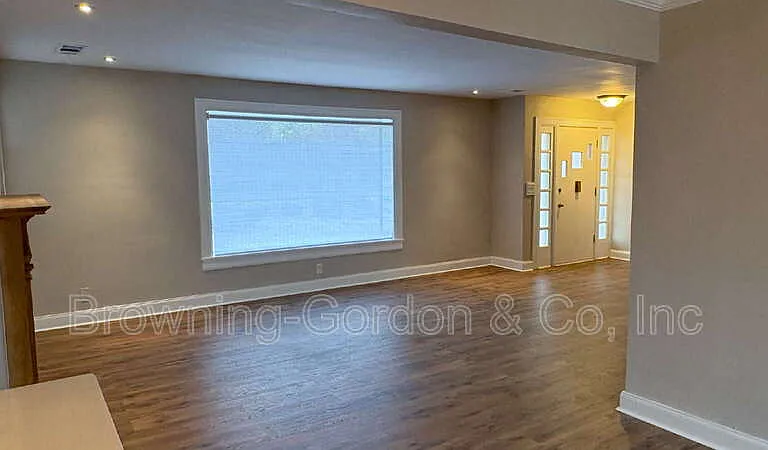 328 E Thompson Ln — Photo 4