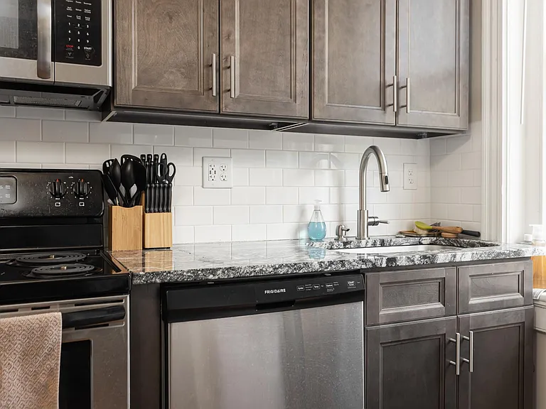 2406 E Clay St #B — Photo 4