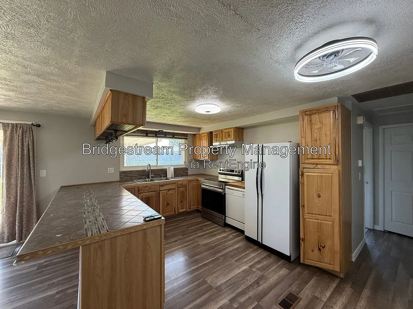 3 bed, 2.0 bath, 1419 sqft, $1,750 — Photo 3
