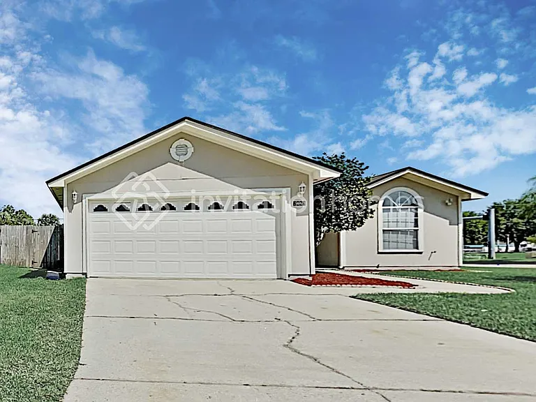 2463 Twin Springs Dr N — Photo 1