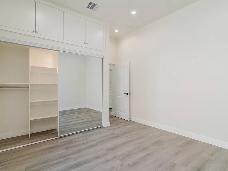 10654 Nassau Ave — Photo 15