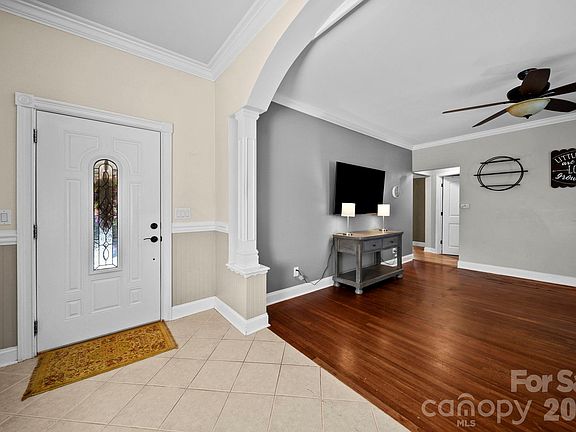 4th image of 408 Woodlawn Ave