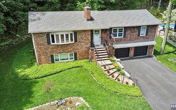 3rd image of 203 Hilltop Ct