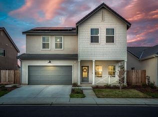 1039 W Compass Dr, Madera, CA 93636