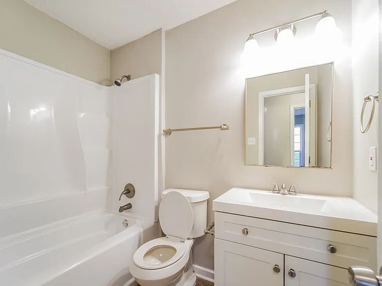 785736_029_bathroom_13538845.jpg