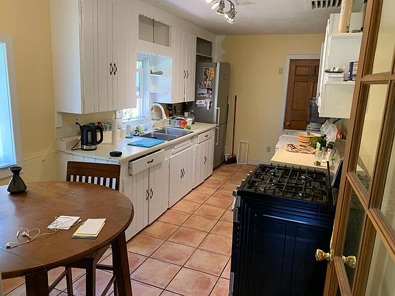 Kitchen (has room for eat-in table)