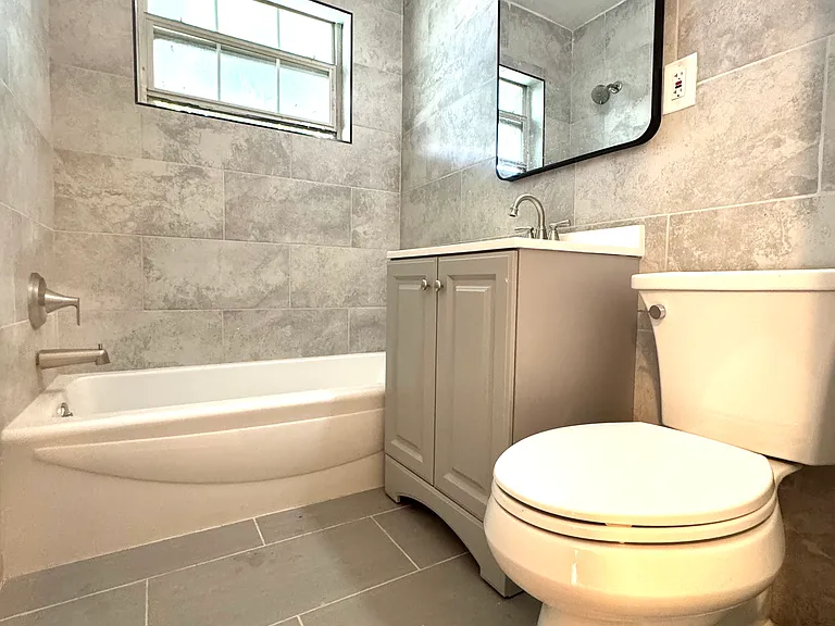1040 Greenwood Ave NE #9 — Photo 5