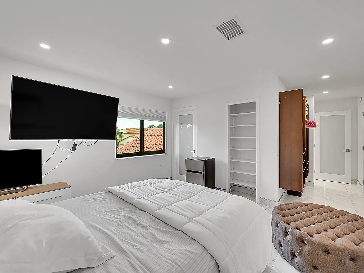 2 bed, 1056 sqft, $2,850 — Photo 3