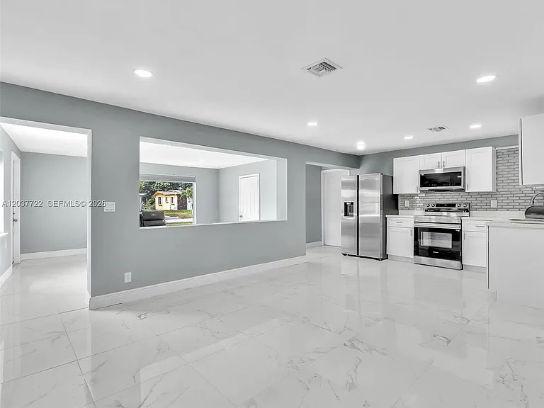 157 NE 6th Ct — Photo 8