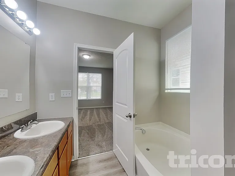 2027 Shadow Creek Blvd — Photo 8