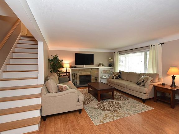 4th image of 21295 Parkwood Ave