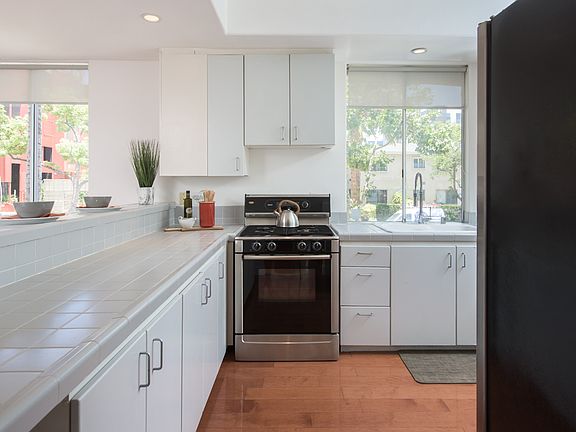 4th image of 1133 N Formosa Ave APT 1