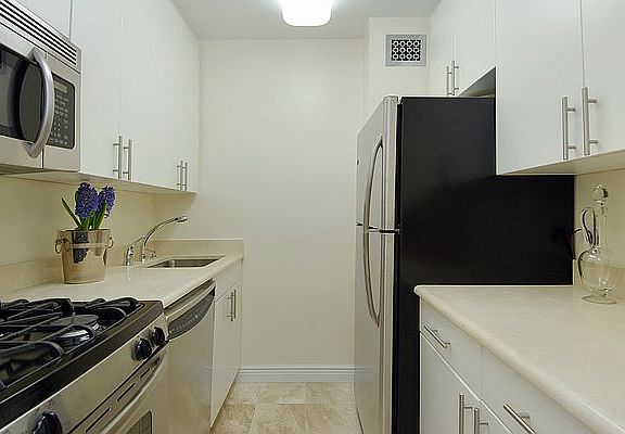 5th image of 30 W 63rd St APT 6F