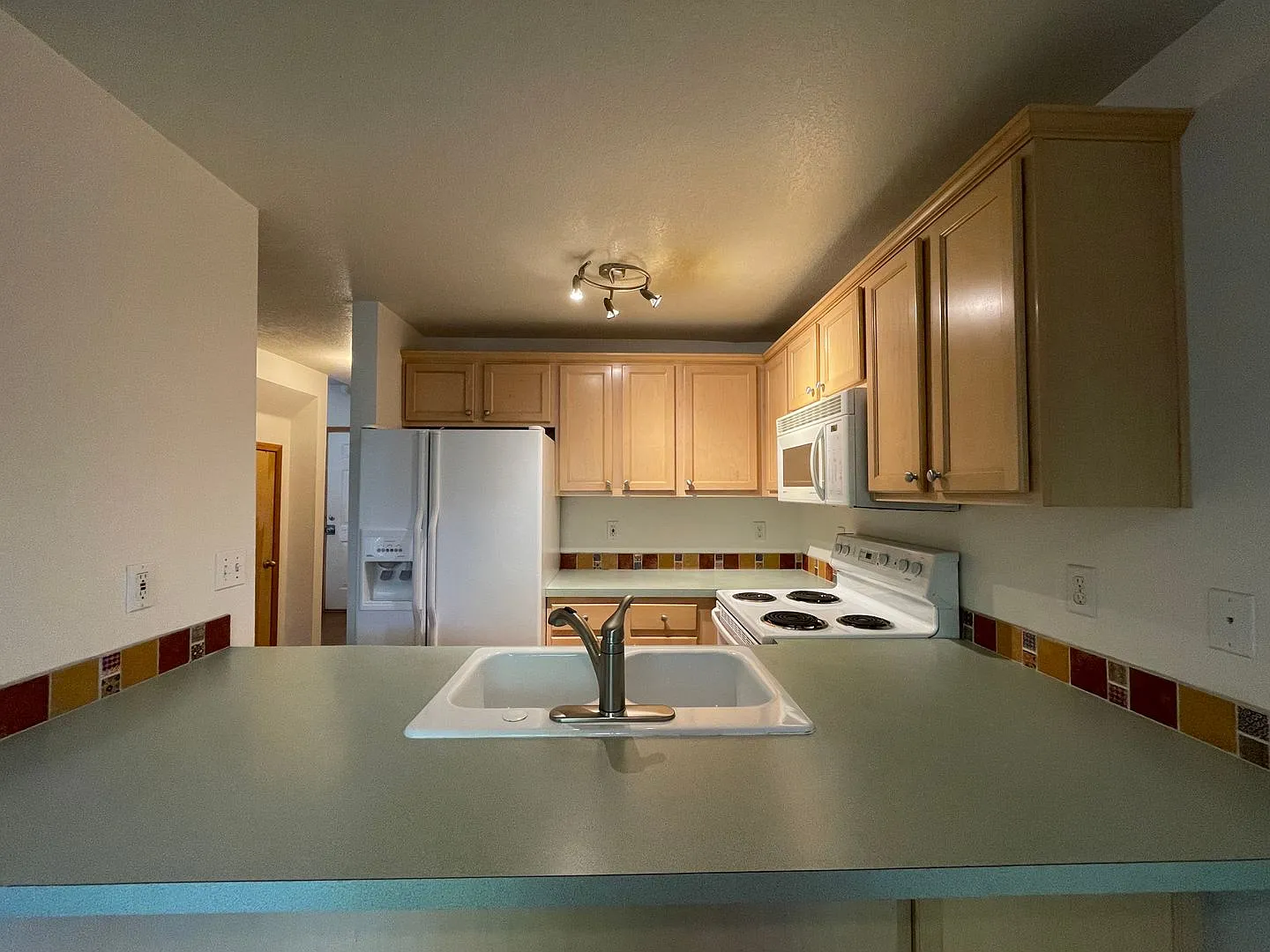 SE Portland 3 bd 2.5 ba Townhome Pet Friendly* with AC, Washer & Dryer, Garage ~ Rockwood Neighbo... — Photo 4