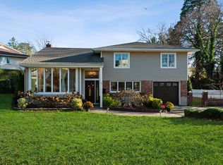 96 Robby Ln, New Hyde Park, NY 11040