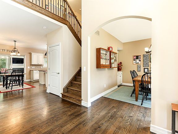 5th image of 728 W Castlebury Cir
