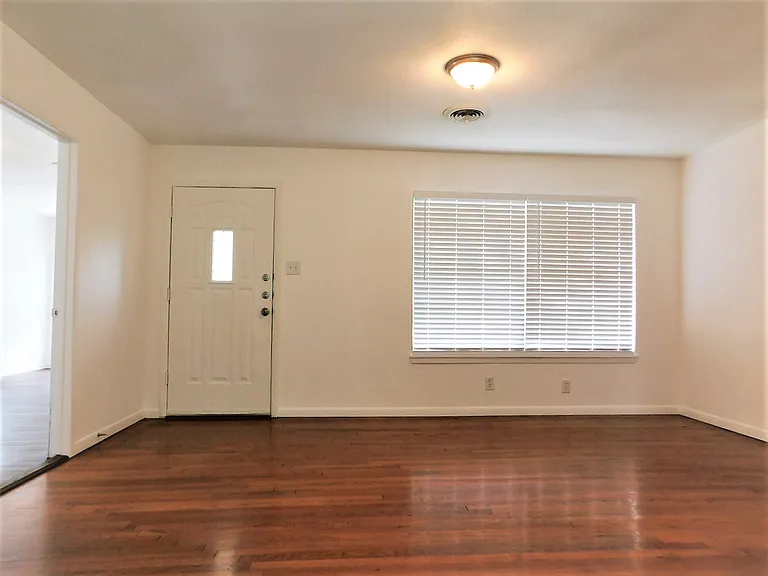 1100 Estes Dr — Photo 4