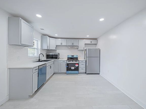 3rd image of 830 Market St