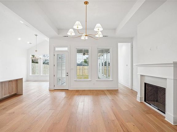 5th image of 450 Hesper Ave