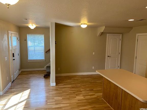 3rd image of 912 E Valencia Park Ln