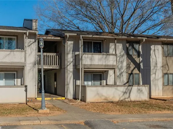 2240 Sunderland Rd APT 65N, Winston Salem, NC 27103