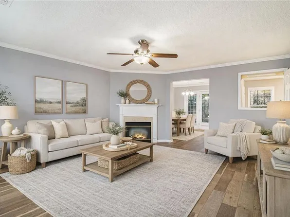 2 Chastain Cir, Newnan, GA 30263