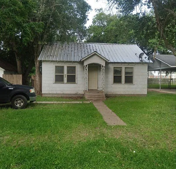 818 Merry Ln — Photo 1