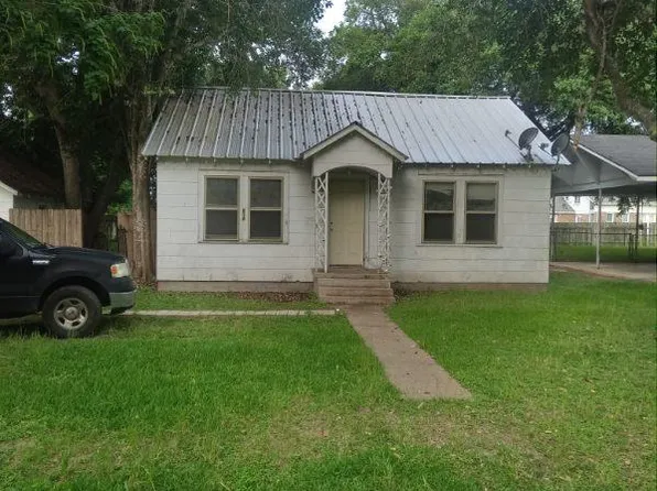 818 Merry Ln, Wharton, TX 77488