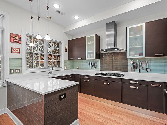 2nd image of 855 Laurel Ave