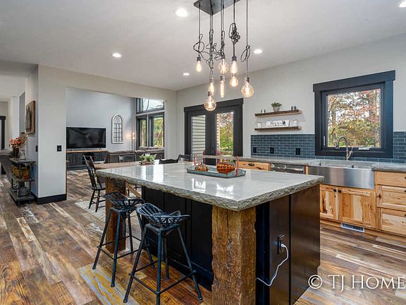 3rd image of 167 Silverstone Dr
