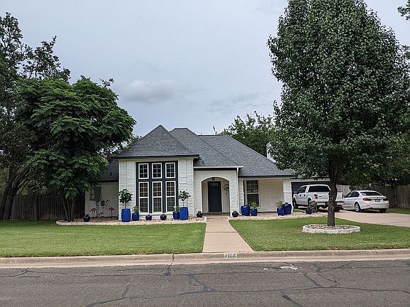 3rd image of 704 Post Oak Cir