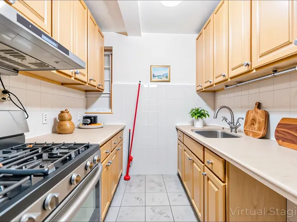 134-39 Blossom Avenue image 2 of 9