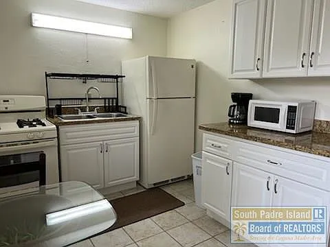 Studio, 1.0 bath, 350 sqft, $1,100 — Photo 2
