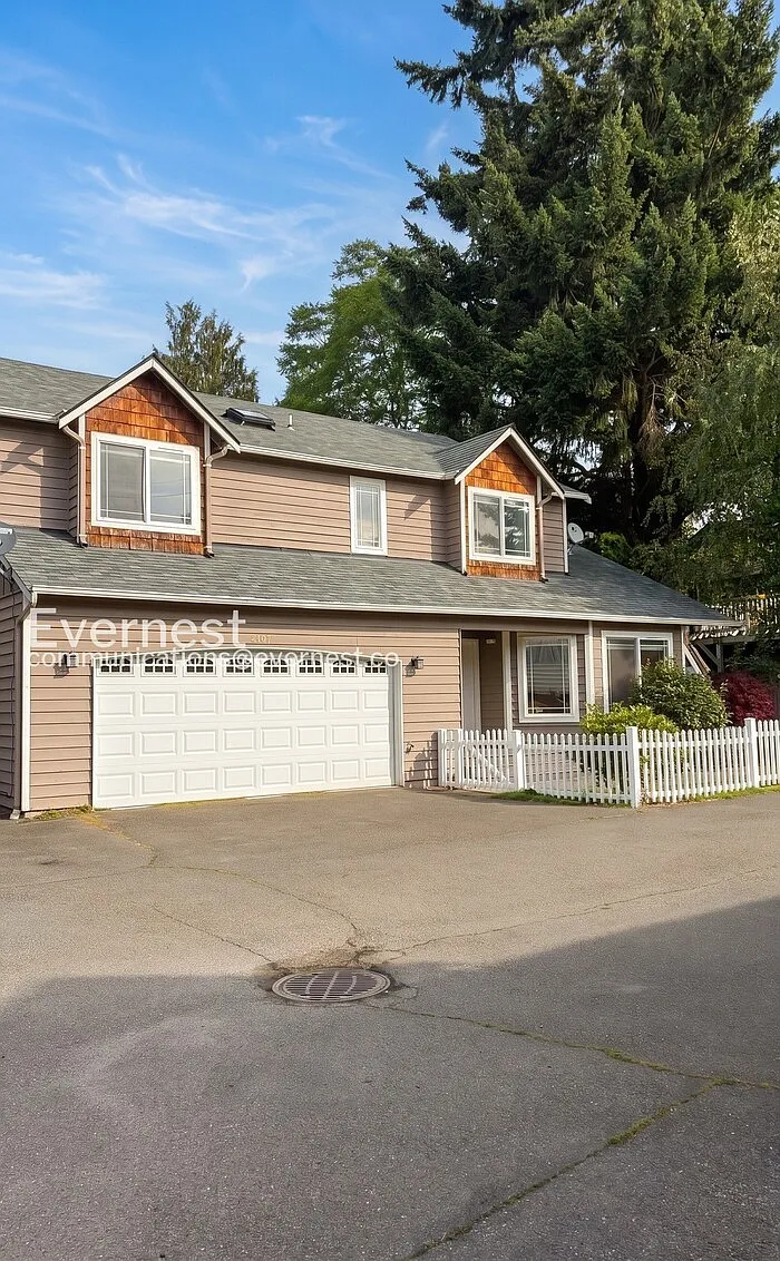 4 bed, 2.5 bath, 2110 sqft, $3,750 — Photo 2