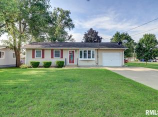 1615 8th St, Camanche, IA 52730