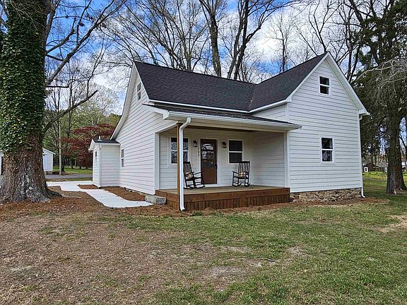 3rd image of 105 Convent Rd NE