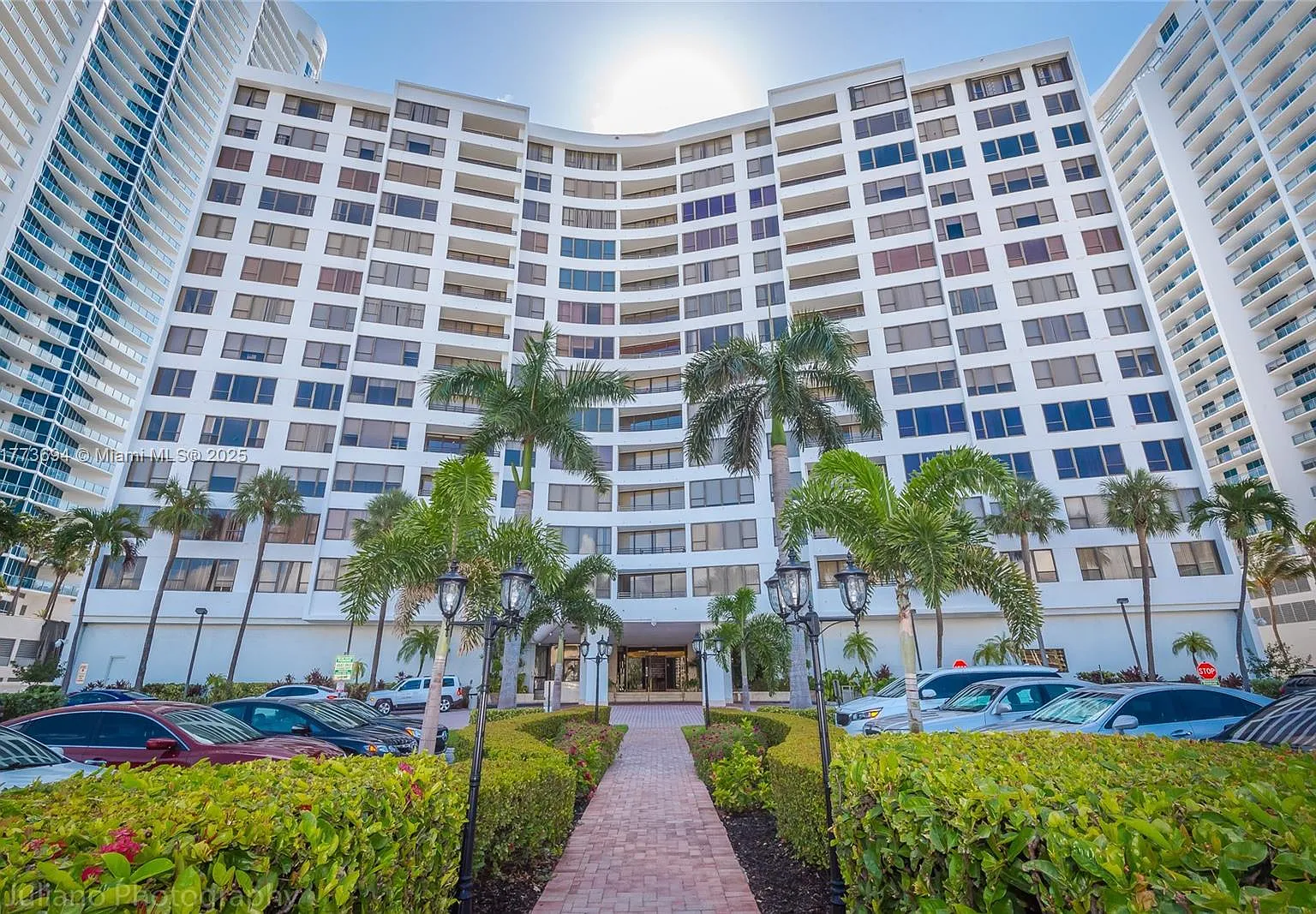 Alexander Towers Condo — Photo 1