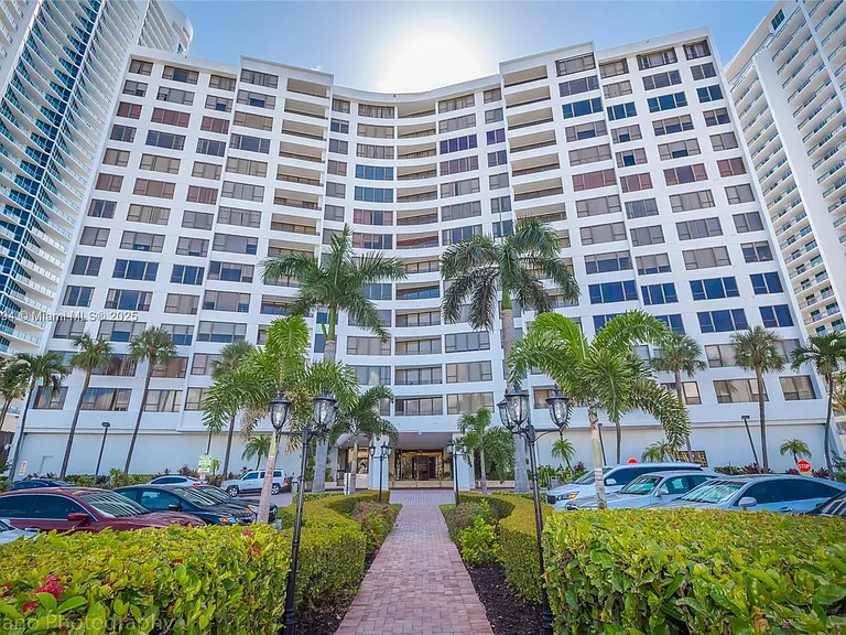 3505 S Ocean Dr #504 — Photo 1