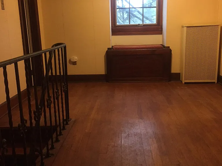 570 Fairfield St — Photo 8