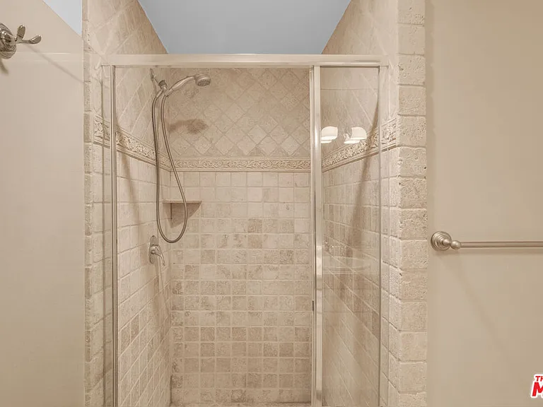 850 N Croft Ave #203 — Photo 24