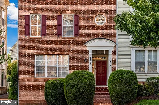 3 bed, 2.5 bath, 1824 sqft, $3,100 — Photo 2