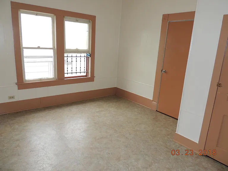 1118 Essex St — Photo 4