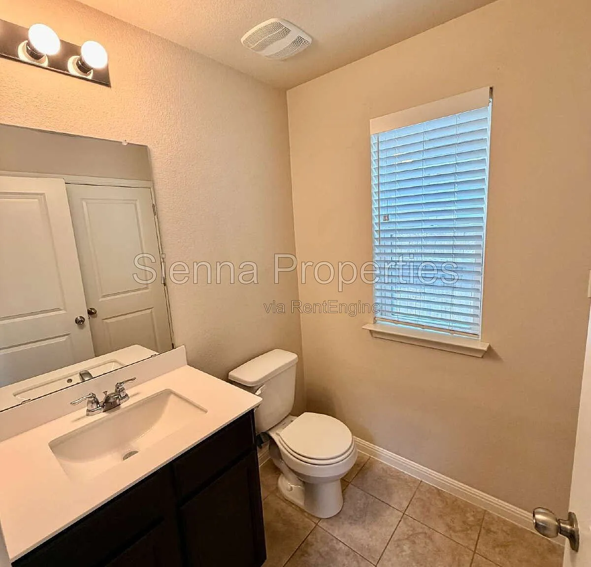 3 bed, 2.5 bath, 1301 sqft, $1,695 — Photo 4